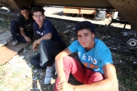 Martes 4 de Febrero del 2014. Arriaga. Migrantes originarios de Honduras y El Salvador sufren asaltos y maltratos durante el trayecto a los EEUU esperan la llegada del tren en la estación de carga de la ciudad de Arriaga donde viajaran en los techos de lo