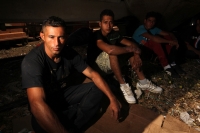 Martes 4 de Febrero del 2014. Arriaga. Migrantes originarios de Honduras y El Salvador sufren asaltos y maltratos durante el trayecto a los EEUU esperan la llegada del tren en la estación de carga de la ciudad de Arriaga donde viajaran en los techos de lo