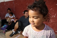 Martes 4 de Febrero del 2014. Arriaga. Migrantes originarios de Honduras y El Salvador sufren asaltos y maltratos durante el trayecto a los EEUU esperan la llegada del tren en la estación de carga de la ciudad de Arriaga donde viajaran en los techos de lo