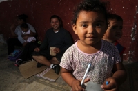 Martes 4 de Febrero del 2014. Arriaga. Migrantes originarios de Honduras y El Salvador sufren asaltos y maltratos durante el trayecto a los EEUU esperan la llegada del tren en la estación de carga de la ciudad de Arriaga donde viajaran en los techos de lo