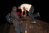 Miércoles 6 de agosto del 2014. Arriaga. Cientos de centroamericanos suben esta madrugada a los vagones del tren para continuar en la “ruta férrea” del migrante hacia la próxima estación en Oaxaca donde continuaran intentando llegar a la frontera norte. Miércoles 6 de agosto del 2014. Arriaga. Cientos de centroamericanos suben esta madrugada a los vagones del tren para continuar en la “ruta férrea” del migrante hacia la próxima estación en Oaxaca donde continuaran intentando llegar a la frontera norte.