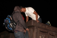 Miércoles 6 de agosto del 2014. Arriaga. Cientos de centroamericanos suben esta madrugada a los vagones del tren para continuar en la “ruta férrea” del migrante hacia la próxima estación en Oaxaca donde continuaran intentando llegar a la frontera norte. Miércoles 6 de agosto del 2014. Arriaga. Cientos de centroamericanos suben esta madrugada a los vagones del tren para continuar en la “ruta férrea” del migrante hacia la próxima estación en Oaxaca donde continuaran intentando llegar a la frontera norte.