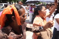 Martes 11 de septiembre del 2012. Tuxtla Gutiérrez, Chiapas. Miembros del Foro Cívico Ac se manifiestan nuevamente en las entradas del edificio que alberga la Legislatura Local para protestar en contra de las reformas al Artículo 24 Constitucional.