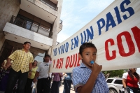 Martes 11 de septiembre del 2012. Tuxtla Gutiérrez, Chiapas. Miembros del Foro Cívico Ac se manifiestan nuevamente en las entradas del edificio que alberga la Legislatura Local para protestar en contra de las reformas al Artículo 24 Constitucional.