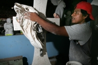 Miércoles 13 de octubre. Las familias de artesanos realizan la elaboración de monumentos ornamentales para tumbas en las cercanías le dedican a esta labor más de 18 horas diarias desde hace más de 45 años. El conocimiento del trabajo de la piedra y del mo