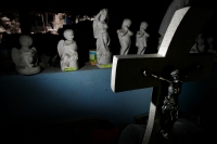 Miércoles 13 de octubre. Las familias de artesanos realizan la elaboración de monumentos ornamentales para tumbas en las cercanías le dedican a esta labor más de 18 horas diarias desde hace más de 45 años. El conocimiento del trabajo de la piedra y del mo