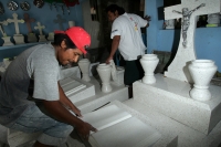 Miércoles 13 de octubre. Las familias de artesanos realizan la elaboración de monumentos ornamentales para tumbas en las cercanÃas le dedican a esta labor más de 18 horas diarias desde hace más de 45 años. El conocimiento del trabajo de la piedra y del mo Miércoles 13 de octubre. Las familias de artesanos realizan la elaboración de monumentos ornamentales para tumbas en las cercanÃas le dedican a esta labor más de 18 horas diarias desde hace más de 45 años. El conocimiento del trabajo de la piedra y del mo