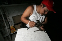 Miércoles 13 de octubre. Las familias de artesanos realizan la elaboración de monumentos ornamentales para tumbas en las cercanías le dedican a esta labor más de 18 horas diarias desde hace más de 45 años. El conocimiento del trabajo de la piedra y del mo