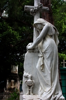 Jueves 31 de octubre del 2013. Tuxtla Gutiérrez. El arte escultórico funerario actualmente en desuso se conserva precariamente en los panteones de esta ciudad.