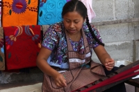 Abril del 2014. San Lorenzo Zinacantan Las mujeres indÃgenas de las comunidades de Los Altos de Chiapas continúan vistiendo las elaboradas prendas que elaboran de manera artesanal mientras que continúan perdiéndose las tradiciones por la emigración y cult Abril del 2014. San Lorenzo Zinacantan Las mujeres indÃgenas de las comunidades de Los Altos de Chiapas continúan vistiendo las elaboradas prendas que elaboran de manera artesanal mientras que continúan perdiéndose las tradiciones por la emigración y cult
