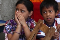 Abril del 2014. San Lorenzo Zinacantan Las mujeres indígenas de las comunidades de Los Altos de Chiapas continúan vistiendo las elaboradas prendas que elaboran de manera artesanal mientras que continúan perdiéndose las tradiciones por la emigración y cult