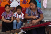 Abril del 2014. San Lorenzo Zinacantan Las mujeres indígenas de las comunidades de Los Altos de Chiapas continúan vistiendo las elaboradas prendas que elaboran de manera artesanal mientras que continúan perdiéndose las tradiciones por la emigración y cult
