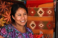 Abril del 2014. San Lorenzo Zinacantan Las mujeres indÃgenas de las comunidades de Los Altos de Chiapas continúan vistiendo las elaboradas prendas que elaboran de manera artesanal mientras que continúan perdiéndose las tradiciones por la emigración y cult Abril del 2014. San Lorenzo Zinacantan Las mujeres indÃgenas de las comunidades de Los Altos de Chiapas continúan vistiendo las elaboradas prendas que elaboran de manera artesanal mientras que continúan perdiéndose las tradiciones por la emigración y cult