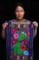 Abril del 2014. San Lorenzo Zinacantan Las mujeres indÃgenas de las comunidades de Los Altos de Chiapas continúan vistiendo las elaboradas prendas que elaboran de manera artesanal mientras que continúan perdiéndose las tradiciones por la emigración y cult Abril del 2014. San Lorenzo Zinacantan Las mujeres indÃgenas de las comunidades de Los Altos de Chiapas continúan vistiendo las elaboradas prendas que elaboran de manera artesanal mientras que continúan perdiéndose las tradiciones por la emigración y cult