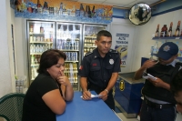 Elementos de las corporaciones policíacas acuden a un expendio de bebidas que fue asaltado la tarde de este viernes por dos sujetos quienes robaron pertenencias personales, bebidas embriagantes y dinero en efectivo en un local ubicado en la 5ª norte.