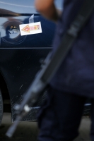 La sangre derramada por la herida de una bala 45mm en el tobillo de una persona permanece aún en la entrada de una plaza comercial de la colonia Moctezuma después de que un vehiculo fuera interceptado por varios asaltantes esta tarde en Tuxtla Gutiérrez.