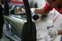 La sangre derramada por la herida de una bala 45mm en el tobillo de una persona permanece aún en la entrada de una plaza comercial de la colonia Moctezuma después de que un vehiculo fuera interceptado por varios asaltantes esta tarde en Tuxtla Gutiérrez.