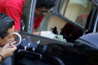 La sangre derramada por la herida de una bala 45mm en el tobillo de una persona permanece aún en la entrada de una plaza comercial de la colonia Moctezuma después de que un vehiculo fuera interceptado por varios asaltantes esta tarde en Tuxtla Gutiérrez.