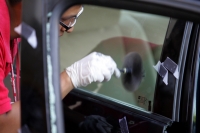 La sangre derramada por la herida de una bala 45mm en el tobillo de una persona permanece aún en la entrada de una plaza comercial de la colonia Moctezuma después de que un vehiculo fuera interceptado por varios asaltantes esta tarde en Tuxtla Gutiérrez.
