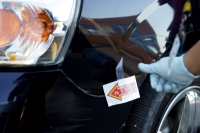 La sangre derramada por la herida de una bala 45mm en el tobillo de una persona permanece aún en la entrada de una plaza comercial de la colonia Moctezuma después de que un vehiculo fuera interceptado por varios asaltantes esta tarde en Tuxtla Gutiérrez.