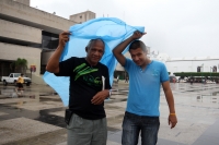 Lunes 2 de junio de 2014. Tuxtla Gutiérrez. Un mariachi sale este medio día del edificio de la administración estatal donde tocaron las golondrinas a “algún” funcionario saliente.