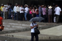 Lunes 2 de junio de 2014. Tuxtla Gutiérrez. Un mariachi sale este medio día del edificio de la administración estatal donde tocaron las golondrinas a “algún” funcionario saliente.