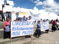 San Cristóbal de Las Casas, Chis. 28 de Julio. En demanda de que el gobierno de Chiapas brinde garantías para su retorno, un grupo de 49 indígenas evangélicos realizó el jueves un plantón en la Plaza Catedral, en donde también denunciaron la impunidad que