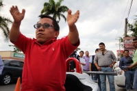 Lunes 6 de enero del 2014. Tuxtla Gutiérrez. Alan Stefano, piloto chiapaneco presenta el nuevo auto de competencia acompañado de los reporteros y comunicadores.