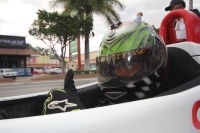 Lunes 6 de enero del 2014. Tuxtla Gutiérrez. Alan Stefano, piloto chiapaneco presenta el nuevo auto de competencia acompañado de los reporteros y comunicadores.