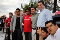 Lunes 6 de enero del 2014. Tuxtla Gutiérrez. Alan Stefano, piloto chiapaneco presenta el nuevo auto de competencia acompañado de los reporteros y comunicadores.