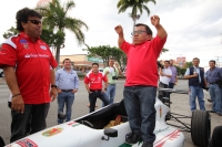 Lunes 6 de enero del 2014. Tuxtla Gutiérrez. Alan Stefano, piloto chiapaneco presenta el nuevo auto de competencia acompañado de los reporteros y comunicadores.