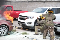 20210308. Tuxtla G. Incendio en un estacionamiento enfrente de Caña Hueca