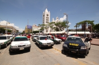 Lunes 13 de agosto del 2012. Tuxtla Gutiérrez, Chiapas. Transportistas de la zona altos de Chiapas protestan bloqueando el primer cuadro de la ciudad para exigir que se el gobierno estatal detenga el pirataje en las carreteras entre palenque y la zona cen