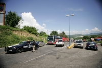 Elementos de la PFP resguardan la autopista en la caseta de cobro entre las ciudades de San Cristóbal de las Casas y Tuxtla Gutiérrez, mientras que manifestantes cierran el camino por dos horas a medio día.