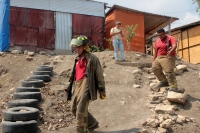 Viernes 6 de abril del 2018. Tuxtla Gutiérrez. Lo precario de las viviendas del asentamiento urbano de La Misión ocasionó que una barda cayera sobre algunas personas en una vivienda construida de madera en la Calle Fernando Castellanos Cal y Mayor y Av