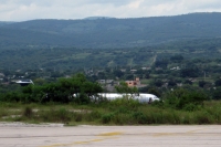 Domingo 12 de septiembre. S.S.E. Sin que medie información oficial del suceso, un avión de Aeroméxico, aterrizo en el aeropuerto de Terán siendo custodiados por elementos militares durante la mañana de este domingo.
