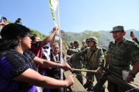 Martes 8 de marzo. Indígenas de la Organización Civil Las Abejas de la comunidad Acteal de municipio de San Pedro Chenalho en la zona altos del estado de Chiapas realizan este medio día una protesta en el cuartel militar de Crucero Majomut durante las cel
