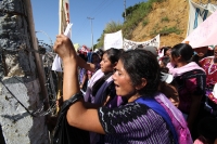 Martes 8 de marzo. Indígenas de la Organización Civil Las Abejas de la comunidad Acteal de municipio de San Pedro Chenalho en la zona altos del estado de Chiapas realizan este medio día una protesta en el cuartel militar de Crucero Majomut durante las cel