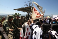 Martes 8 de marzo. Indígenas de la Organización Civil Las Abejas de la comunidad Acteal de municipio de San Pedro Chenalho en la zona altos del estado de Chiapas realizan este medio día una protesta en el cuartel militar de Crucero Majomut durante las cel