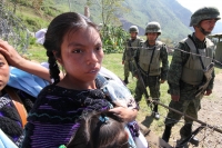 Martes 8 de marzo. Indígenas de la Organización Civil Las Abejas de la comunidad Acteal de municipio de San Pedro Chenalho en la zona altos del estado de Chiapas realizan este medio día una protesta en el cuartel militar de Crucero Majomut durante las cel