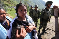 Martes 8 de marzo. Indígenas de la Organización Civil Las Abejas de la comunidad Acteal de municipio de San Pedro Chenalho en la zona altos del estado de Chiapas realizan este medio día una protesta en el cuartel militar de Crucero Majomut durante las cel