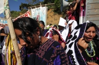Martes 8 de marzo. Indígenas de la Organización Civil Las Abejas de la comunidad Acteal de municipio de San Pedro Chenalho en la zona altos del estado de Chiapas realizan este medio día una protesta en el cuartel militar de Crucero Majomut durante las cel