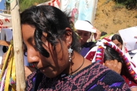 Martes 8 de marzo. Indígenas de la Organización Civil Las Abejas de la comunidad Acteal de municipio de San Pedro Chenalho en la zona altos del estado de Chiapas realizan este medio día una protesta en el cuartel militar de Crucero Majomut durante las cel