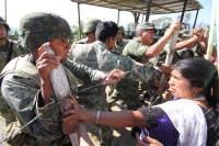 Martes 8 de marzo. Indígenas de la Organización Civil Las Abejas de la comunidad Acteal de municipio de San Pedro Chenalho en la zona altos del estado de Chiapas realizan este medio día una protesta en el cuartel militar de Crucero Majomut durante las cel