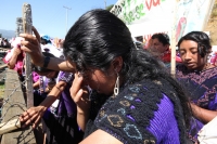 Martes 8 de marzo. Indígenas de la Organización Civil Las Abejas de la comunidad Acteal de municipio de San Pedro Chenalho en la zona altos del estado de Chiapas realizan este medio día una protesta en el cuartel militar de Crucero Majomut durante las cel