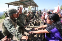Martes 8 de marzo. Indígenas de la Organización Civil Las Abejas de la comunidad Acteal de municipio de San Pedro Chenalho en la zona altos del estado de Chiapas realizan este medio día una protesta en el cuartel militar de Crucero Majomut durante las cel