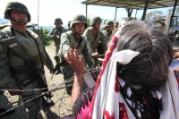 Martes 8 de marzo. Indígenas de la Organización Civil Las Abejas de la comunidad Acteal de municipio de San Pedro Chenalho en la zona altos del estado de Chiapas realizan este medio día una protesta en el cuartel militar de Crucero Majomut durante las cel