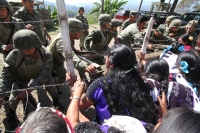 Martes 8 de marzo. Indígenas de la Organización Civil Las Abejas de la comunidad Acteal de municipio de San Pedro Chenalho en la zona altos del estado de Chiapas realizan este medio día una protesta en el cuartel militar de Crucero Majomut durante las cel