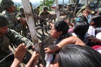 Martes 8 de marzo. Indígenas de la Organización Civil Las Abejas de la comunidad Acteal de municipio de San Pedro Chenalho en la zona altos del estado de Chiapas realizan este medio día una protesta en el cuartel militar de Crucero Majomut durante las cel