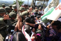 Martes 8 de marzo. Indígenas de la Organización Civil Las Abejas de la comunidad Acteal de municipio de San Pedro Chenalho en la zona altos del estado de Chiapas realizan este medio día una protesta en el cuartel militar de Crucero Majomut durante las cel
